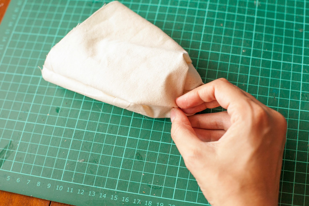 making no-sew fabric gift bags